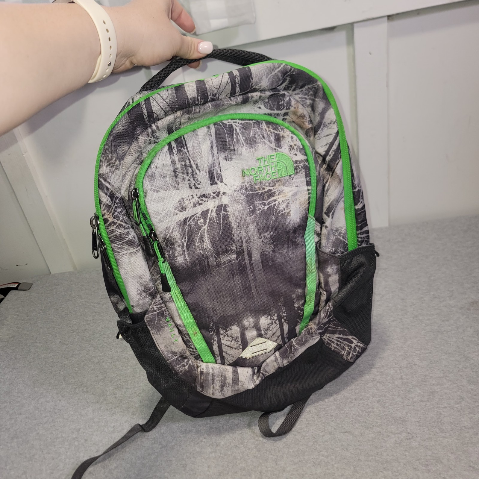 The North Face Vault Padded Hiking Day Backpack Flexvent Green & Gray