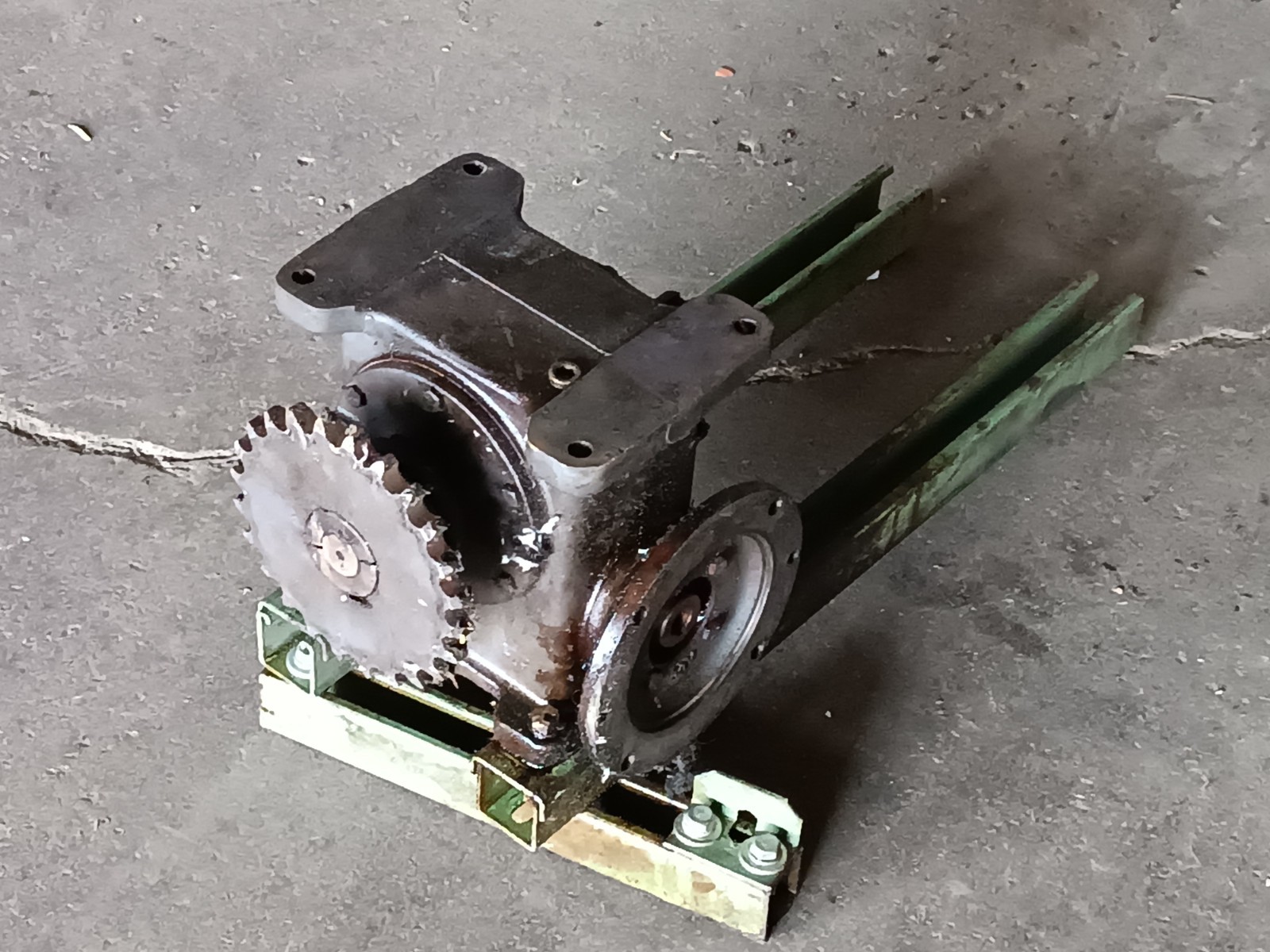 Browning 237U Right Angle Wormgear Gear Reducer On Mounting Bracket, Untested