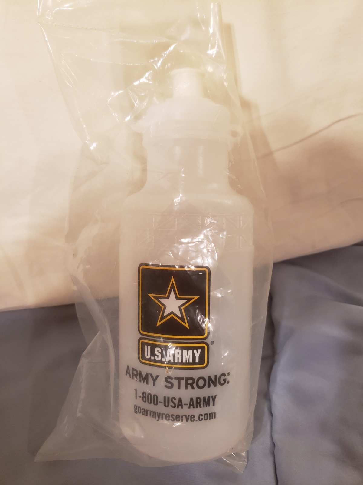 US Army Strong Plastic Water Bottle NIP