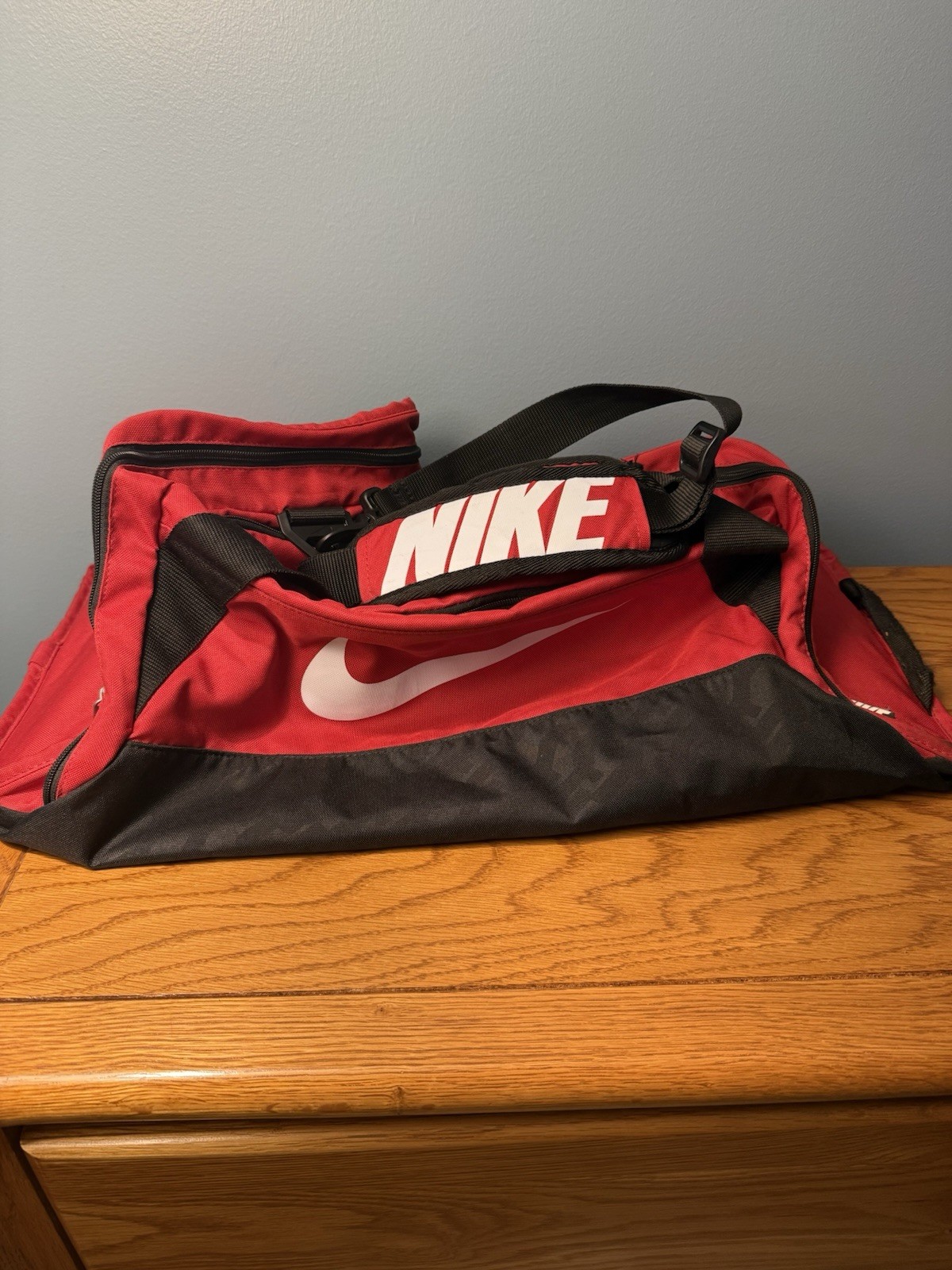 Nike Red Duffel Gym Bag Swoosh 20" Long Full Zip Shoulder Strap Basketball