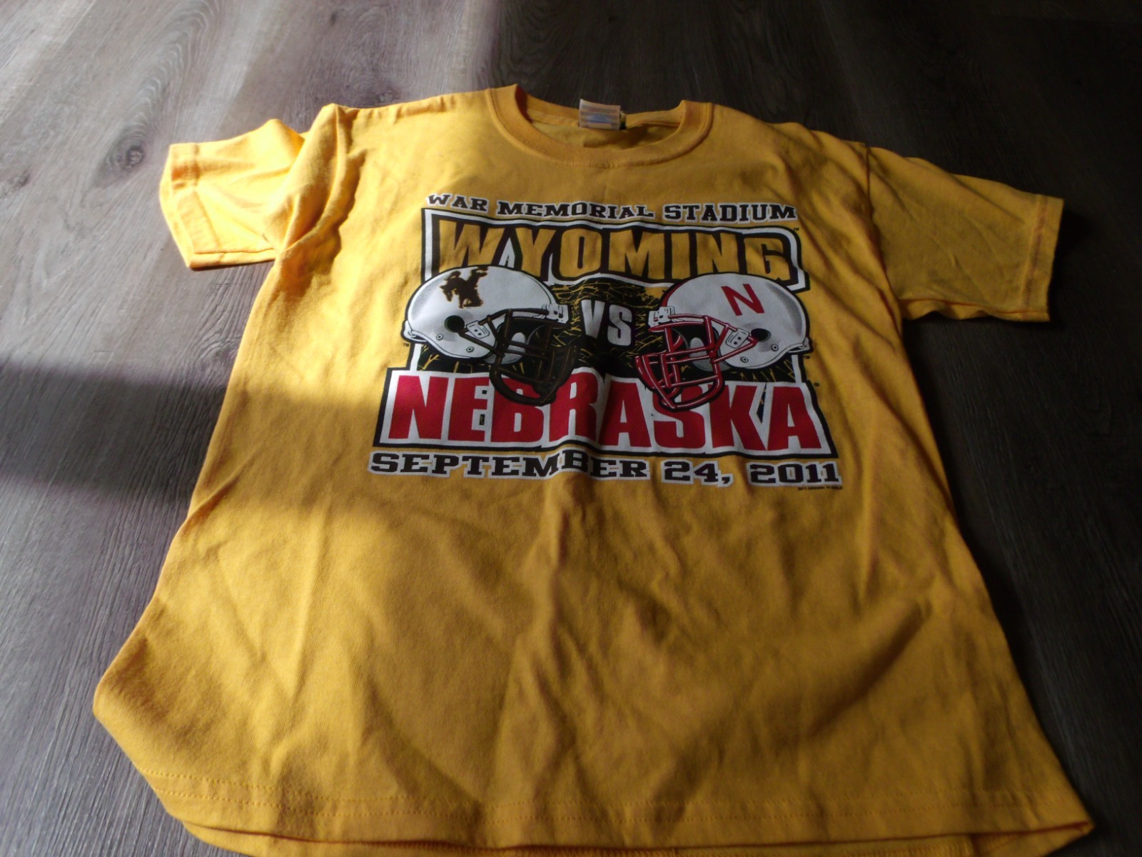 COLLECTIBLE 2011 WAR MEMORIAL WYOMING VS NEBRAKSA YOUTH T SHIRT SIZE LARGE