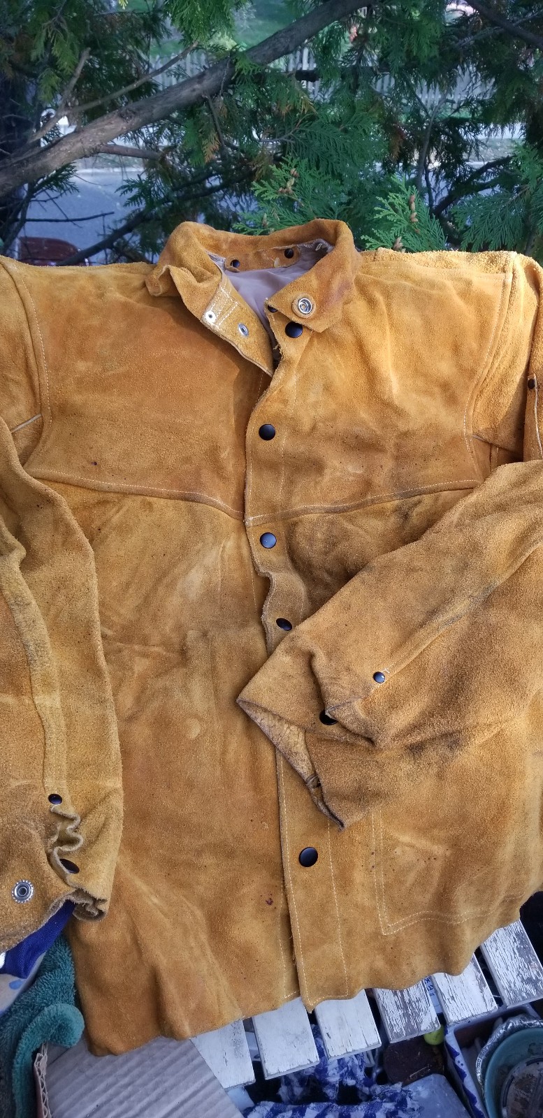 SUEDE WELDING JACKET AND JACKSON SAFETY GOGGLES SIZE MEDIUM