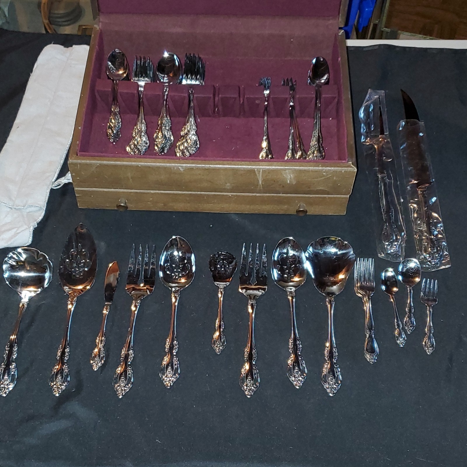 Oneida Community 81pc Stainless Flatware Set, Service for 8, Floral Wood Case