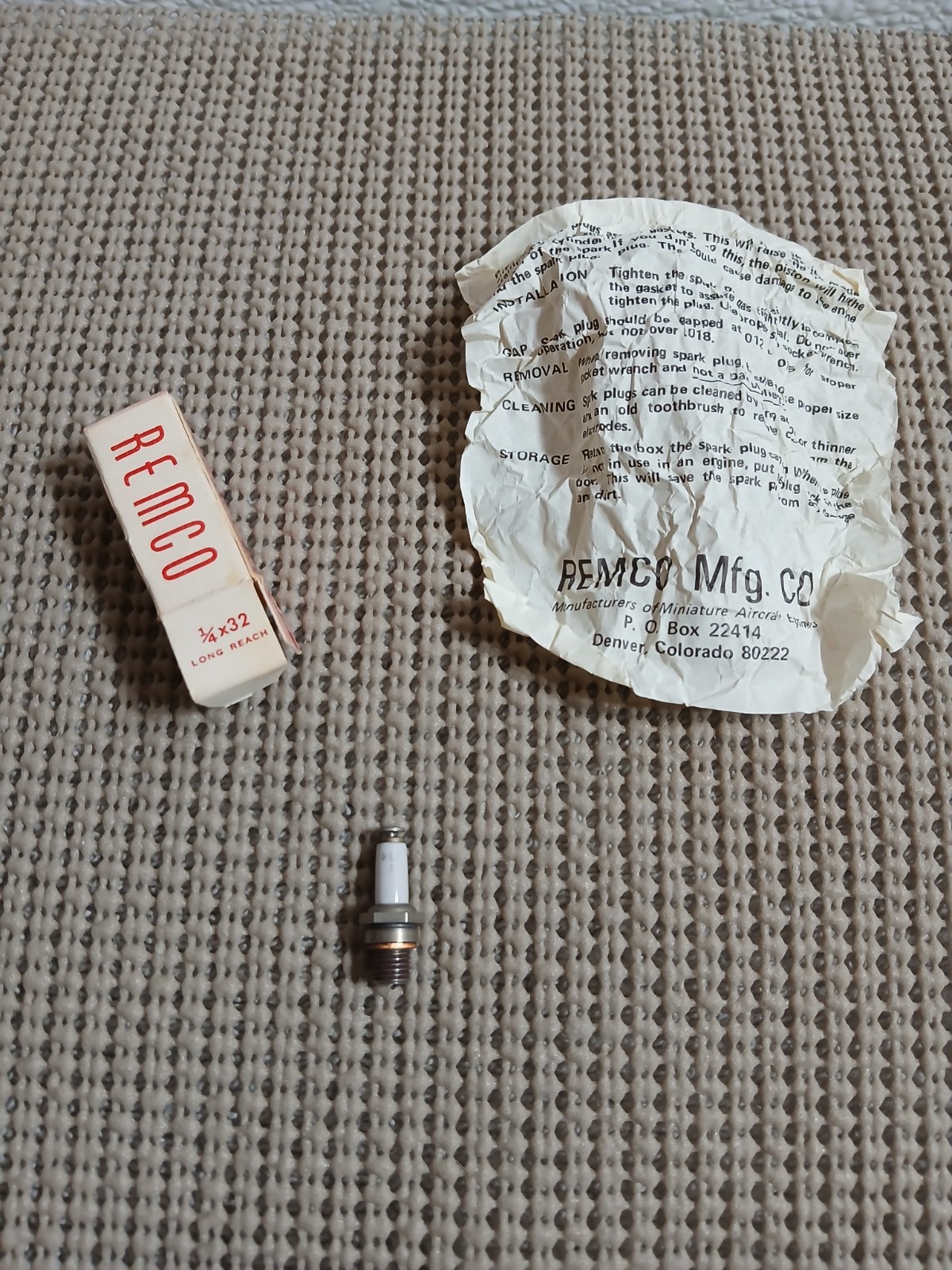 REMCO*MODEL AIRPLANE ENGINE PART*SPARK PLUG*1/4×32*LONG REACH*SP*NOS*SAI