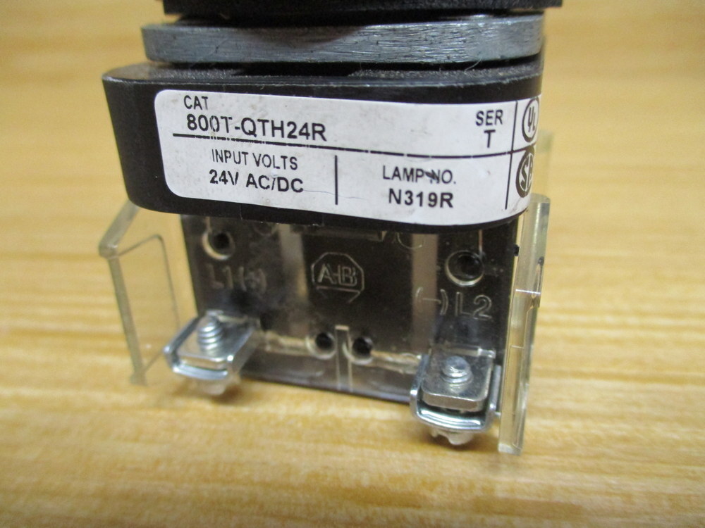 Allen Bradley 800T-QTH24R Push Button W/ 800T-XA & 800T-Blank
