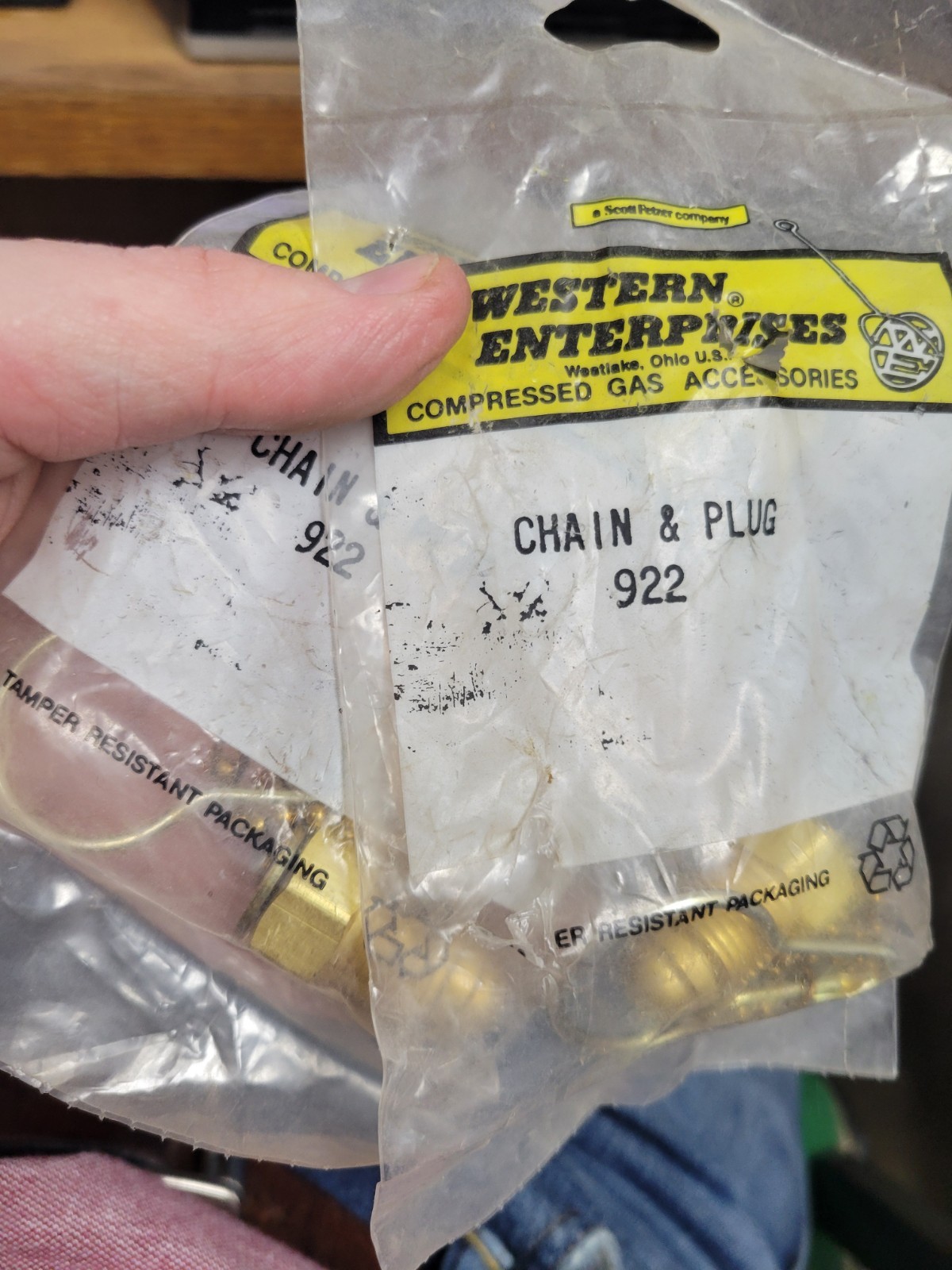 2EA OF WESTERN 922,Chain and Plug Assembly, 2-Pc Nut and Plug, Male, RH, 200 psi