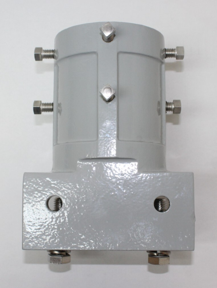 Pole Top Mounting Kit: Mounting Yokes