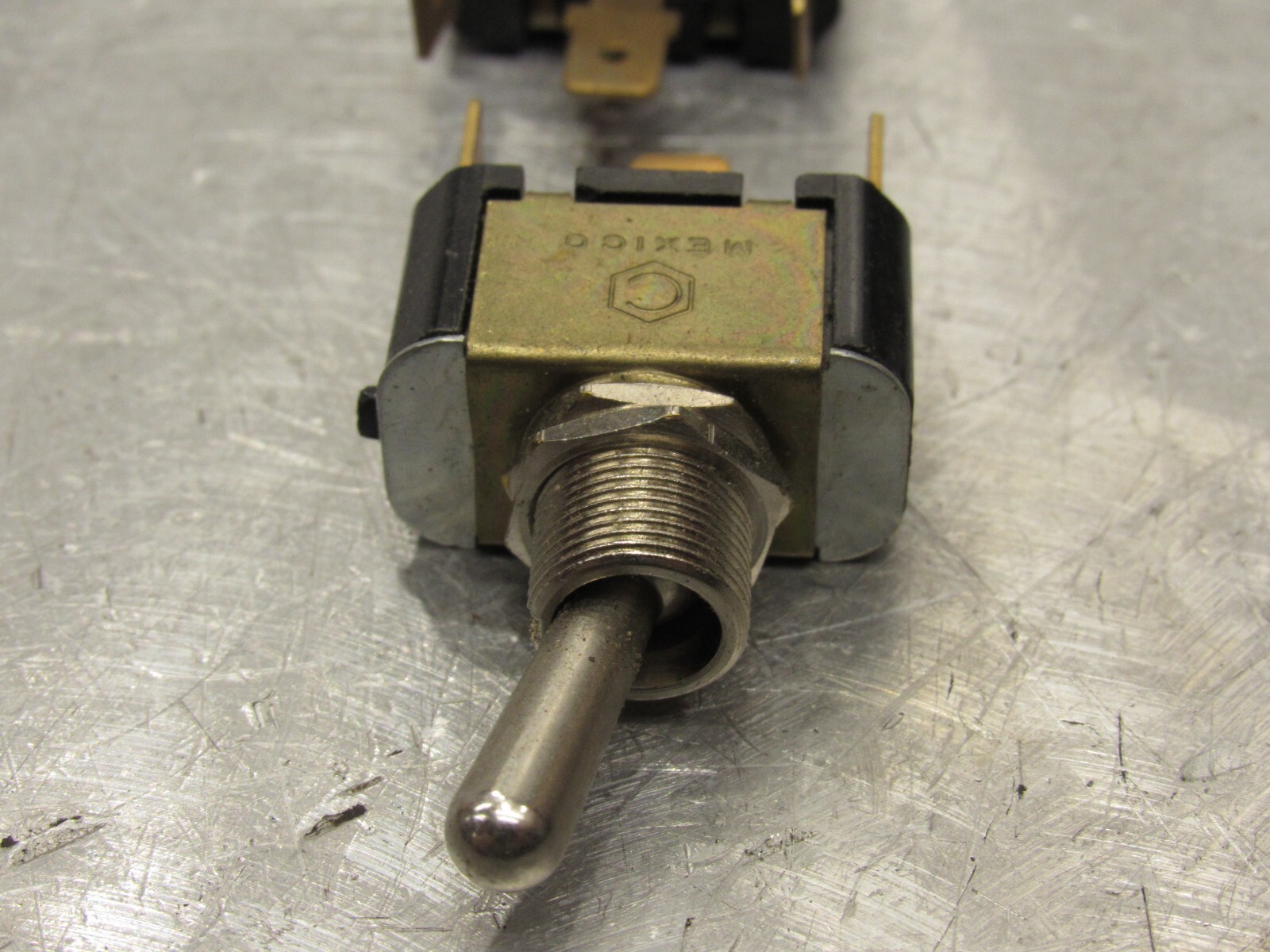 Double-Pole/Single-Throw Toggle Switch On-on on-off 12-24V Heavy-Duty DPST