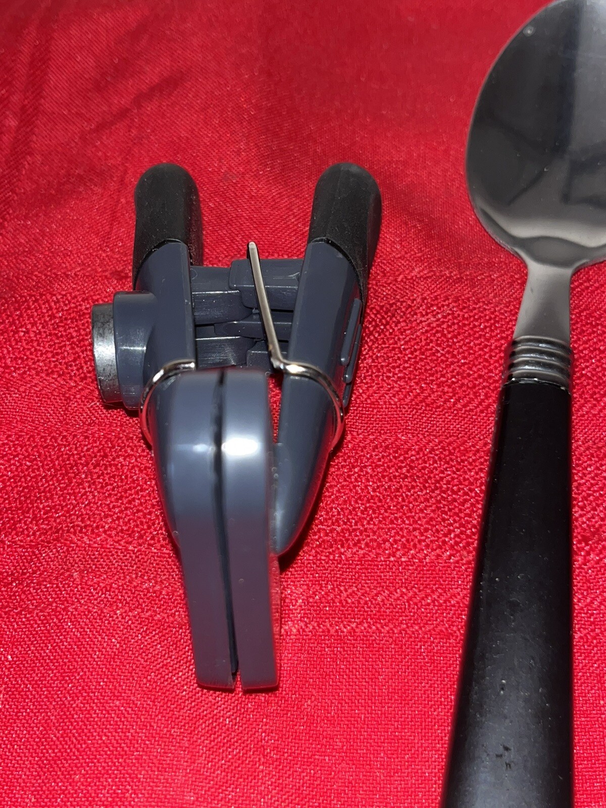 8 PC BLACK PLASTIC HANDLED STAINLESS FLATWARE SET 4 FORKS 4 SPOONS & CHIP CLIP
