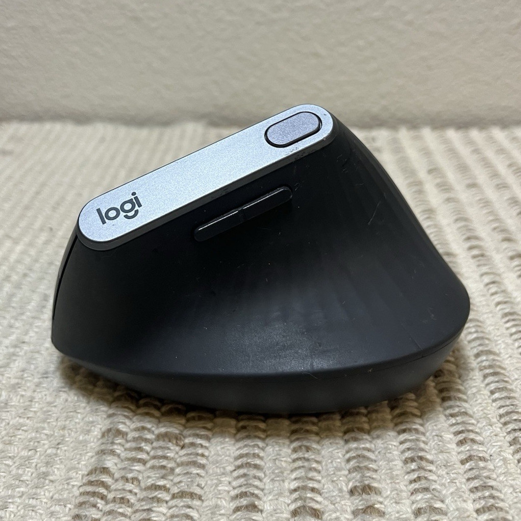 Logitech MX Vertical Wireless Ergonomic Vertical Mouse 4000 DPI 6-Button Black