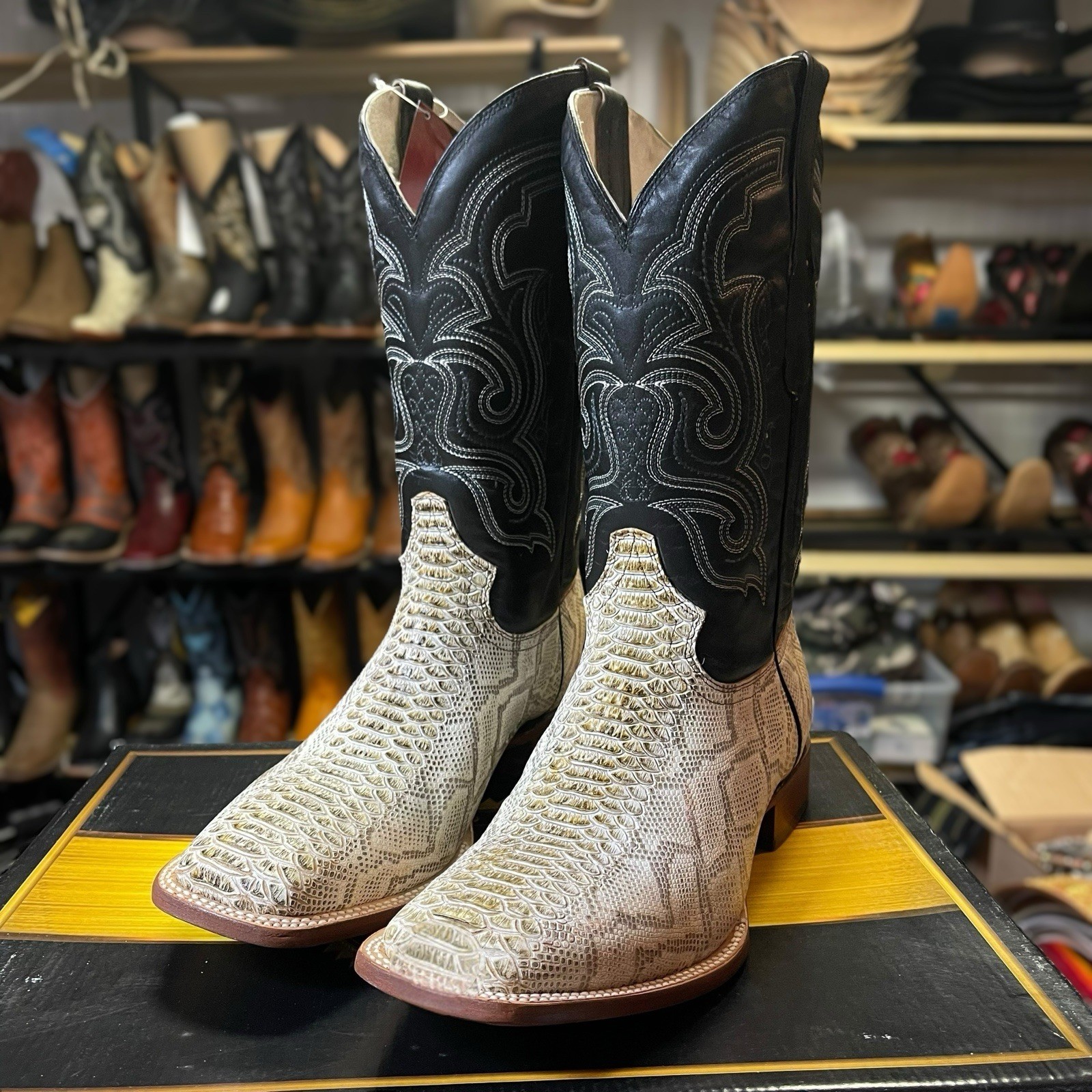White Python Snake Skin Boots. Men’s Western Cowboy Boots. Bota Vaquero Víbora.