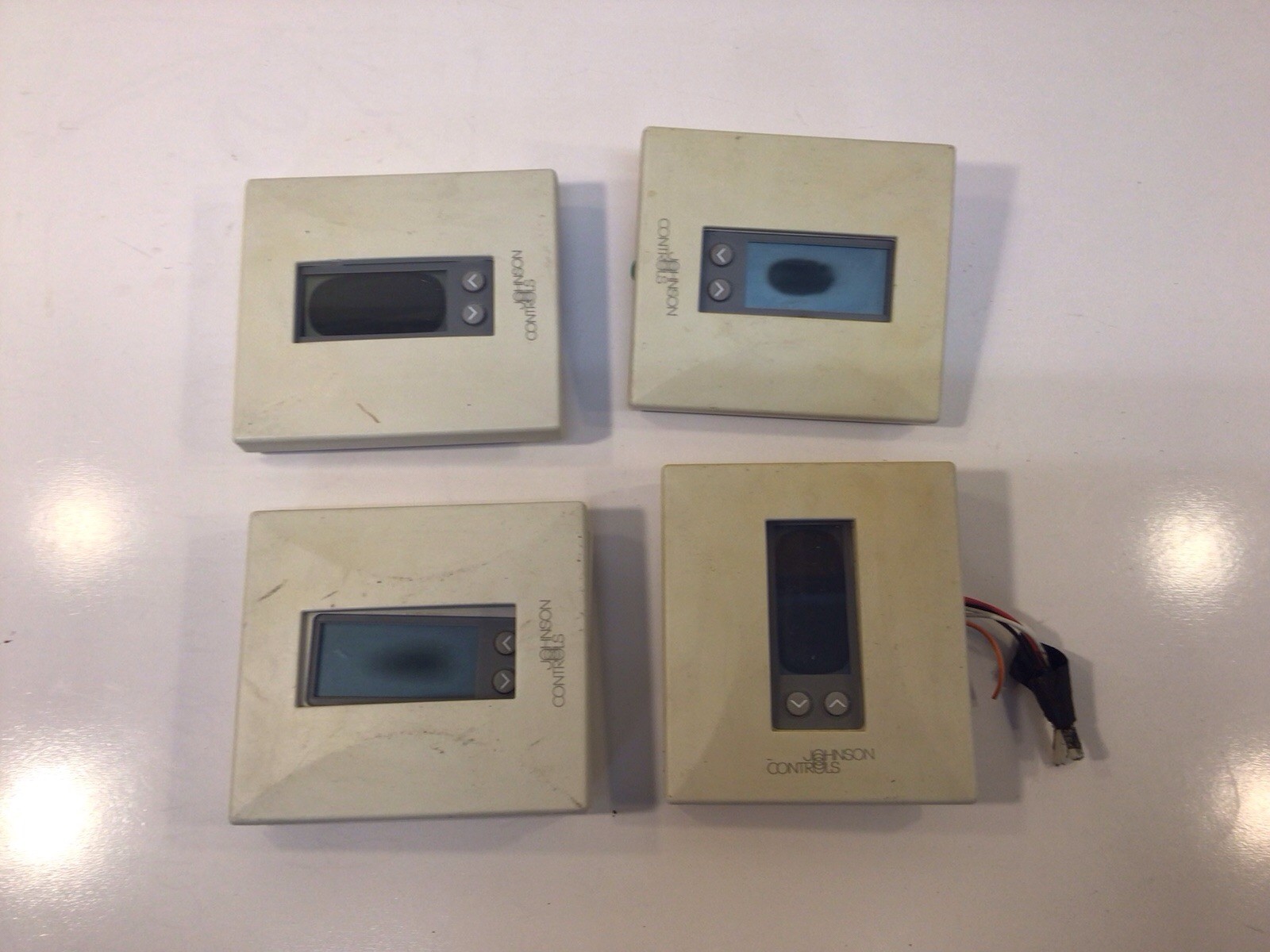 Lot of four Johnson controls heat cool thermostats TEC 1100 series heat pump com