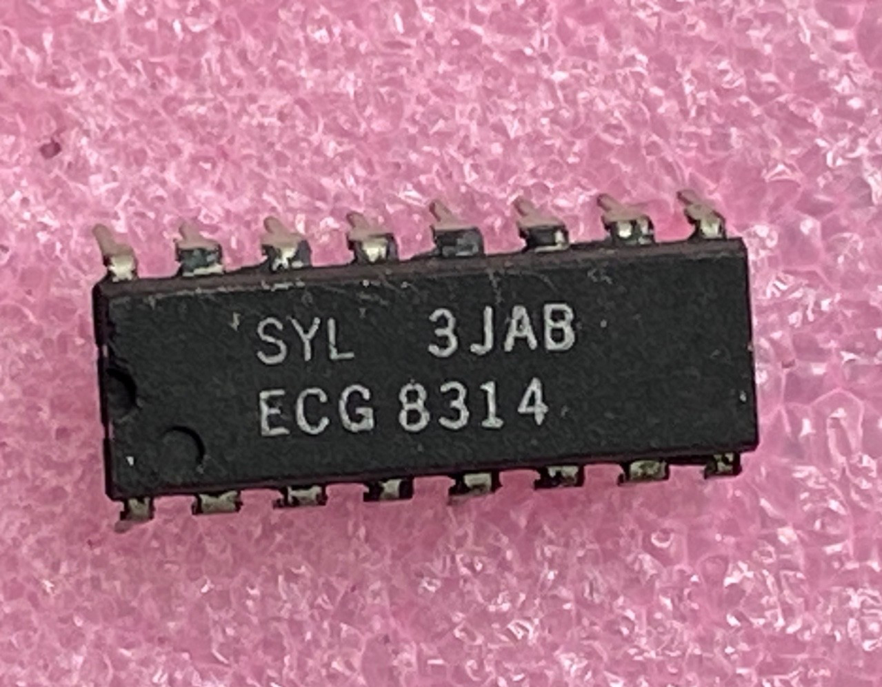 Sylvania ECG8314 4-bit latch Integrated Circuit