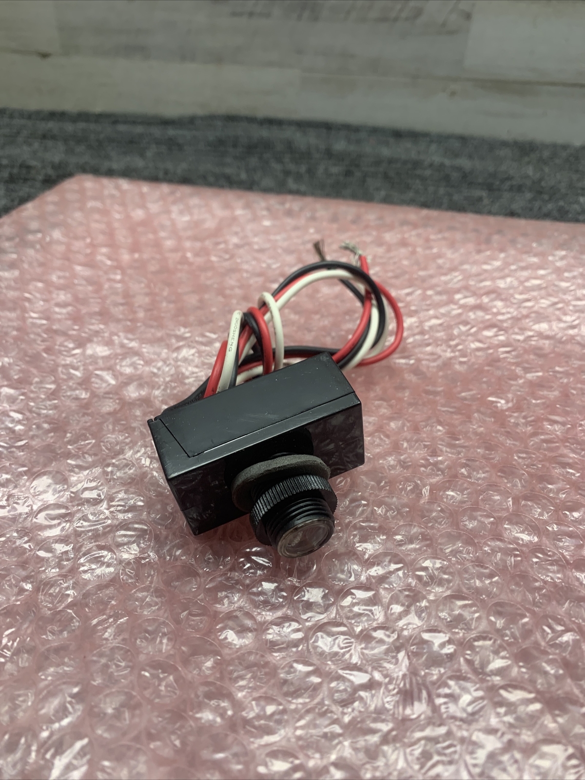 New LIGHT WATCHMAN 7002  PE Switch 220VAC Photoelectric