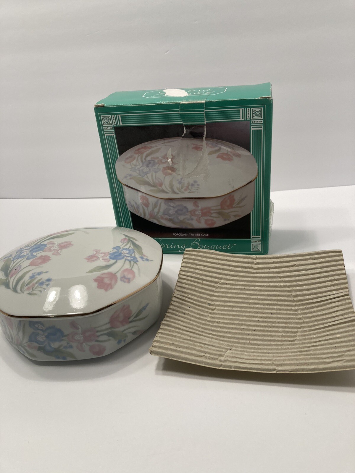 Spring bouquet porcelain trinket case 1993 New in box