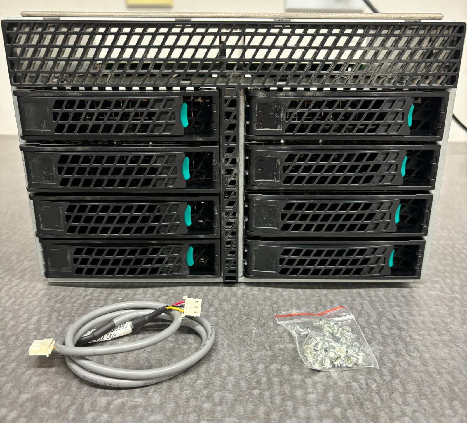** Intel Hot-Swap 8-Drive Cage G15584-301 / G32874-003 for Servers