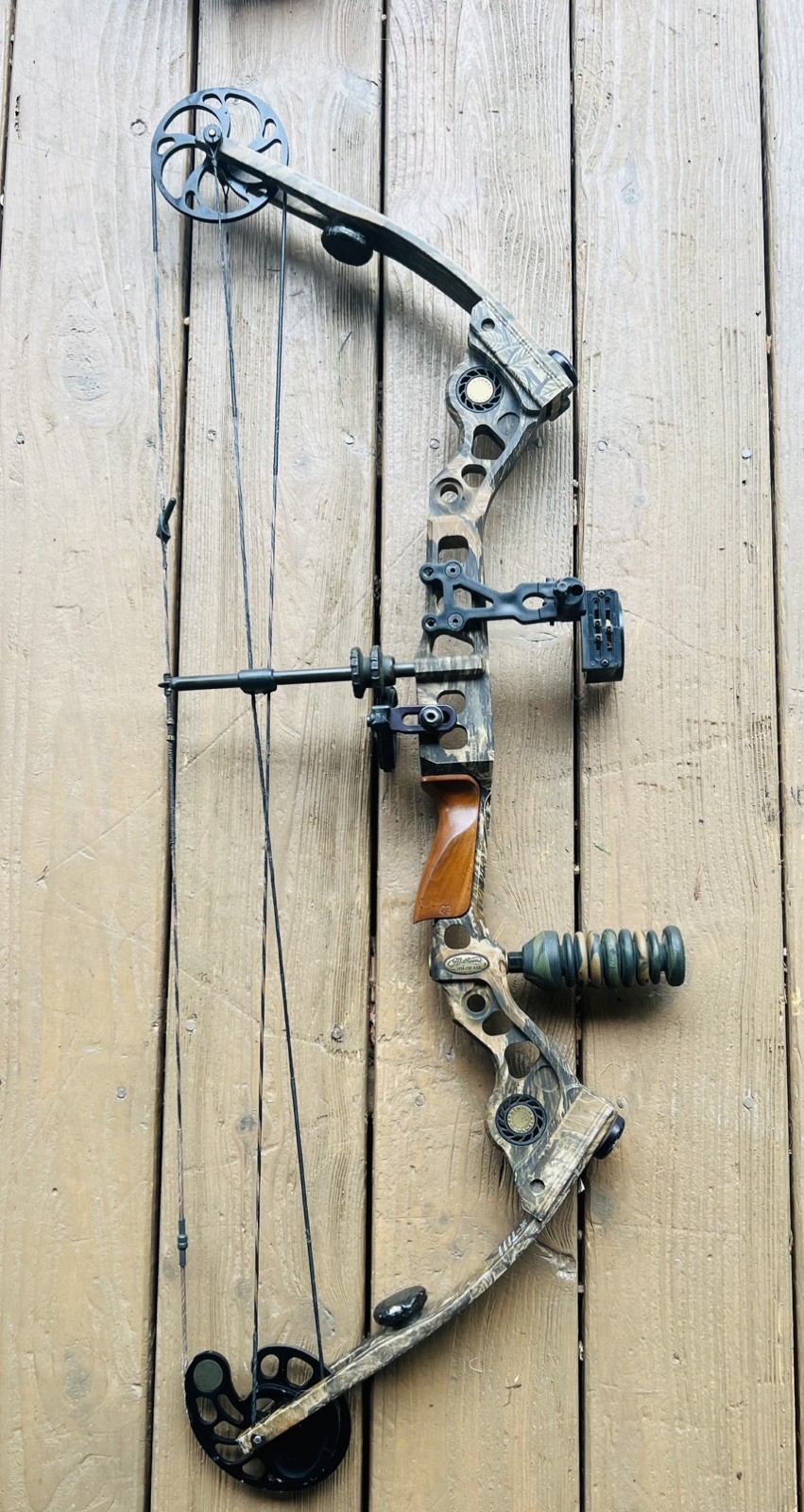 Mathews Q2 Solo Cam Right Hand Compound Bow w/ pin site, stabilizer,arrow rest…