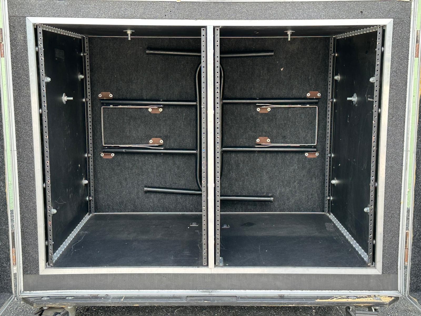 Olympic Dual 16 Space Amp Rack Case On Wheels #4184 (One)