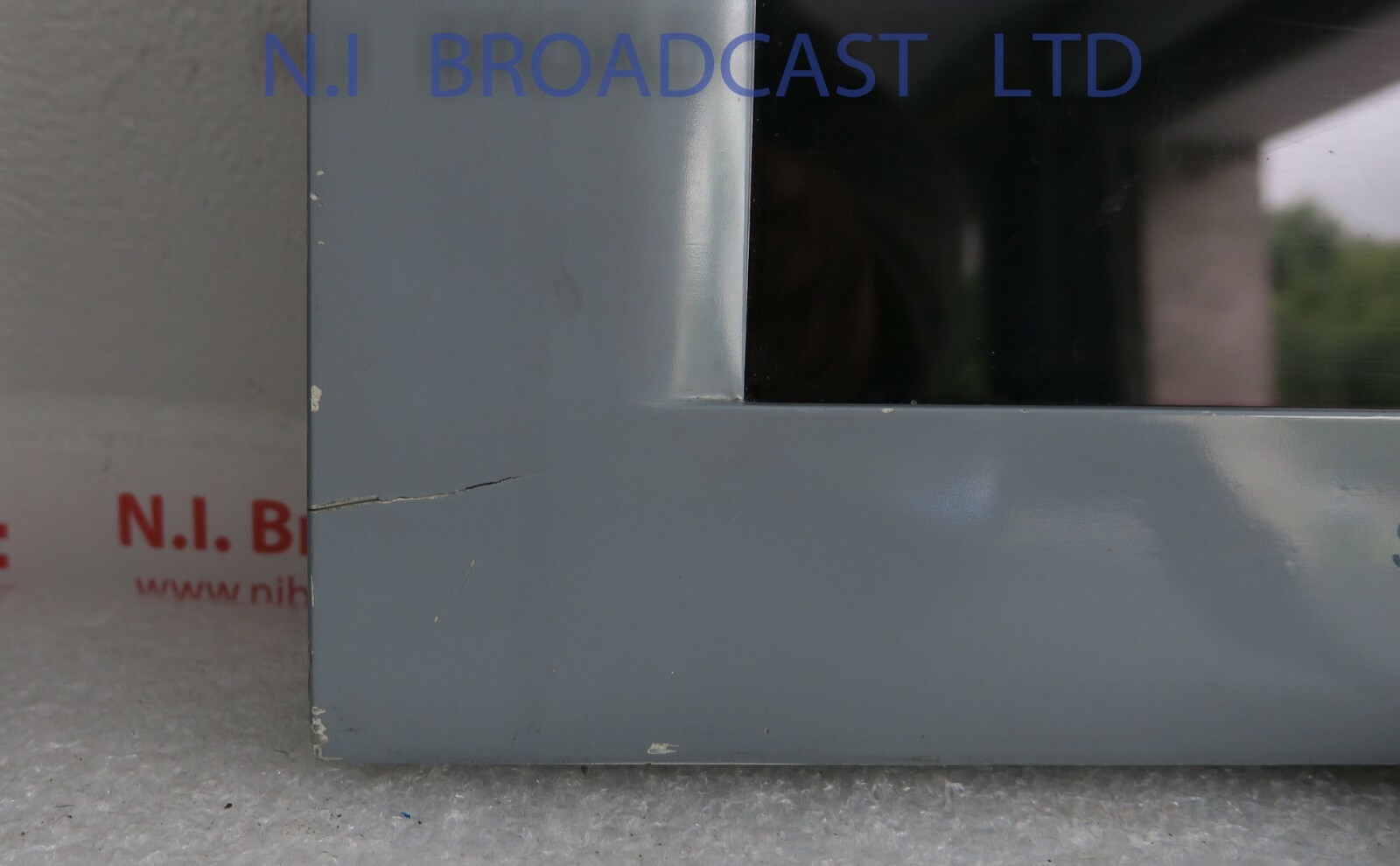1x  Stagetec Cantus LCD sccreen small crack on 1 corner plastic