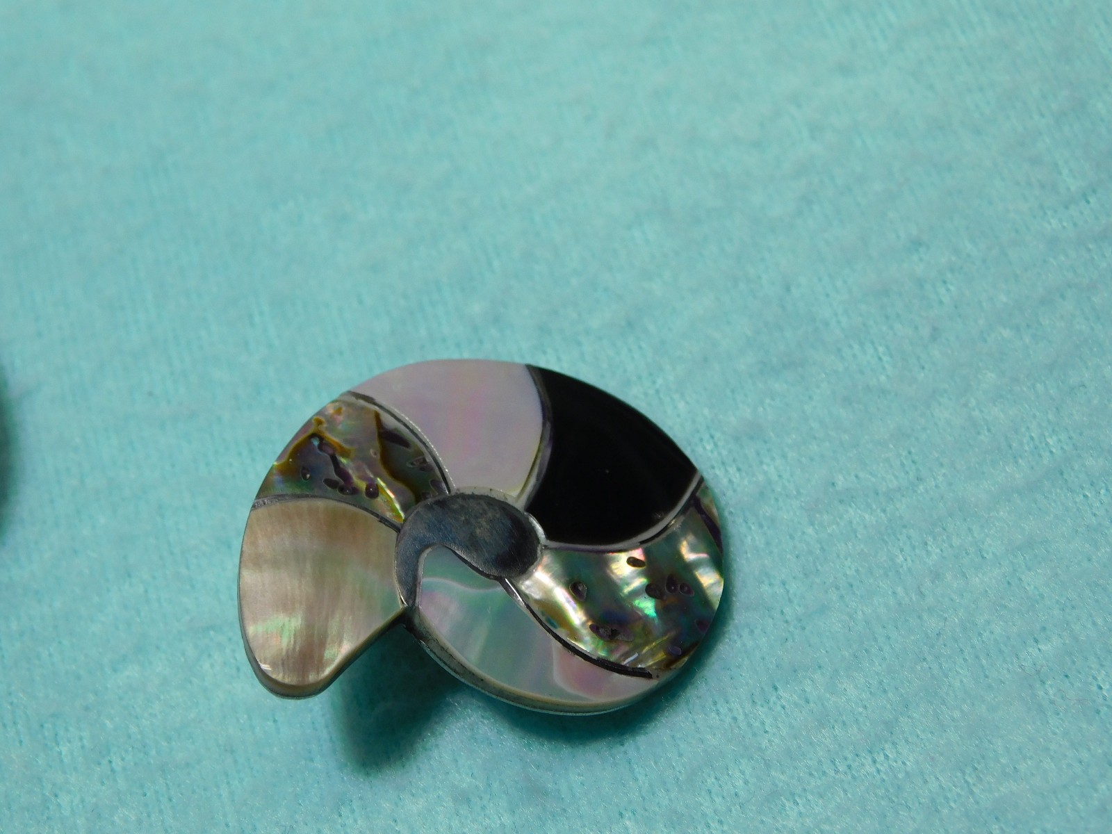Vintage 1 1/4" Abalone Shell Over Metal Earrings In Good Condition