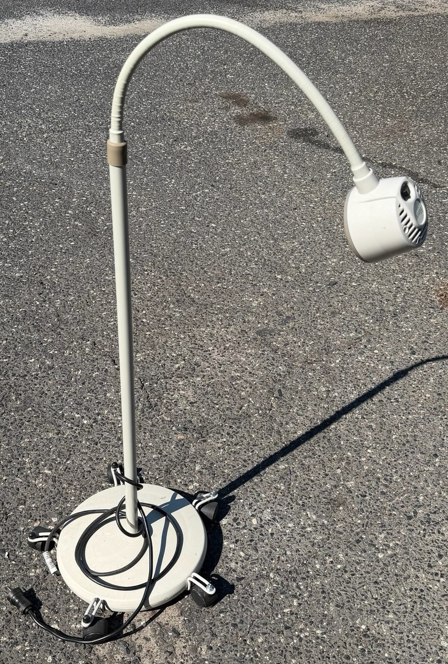 Midmark Ritter 152-001 Halogen Gooseneck Exam Floor Medical Light Rolling Wheel