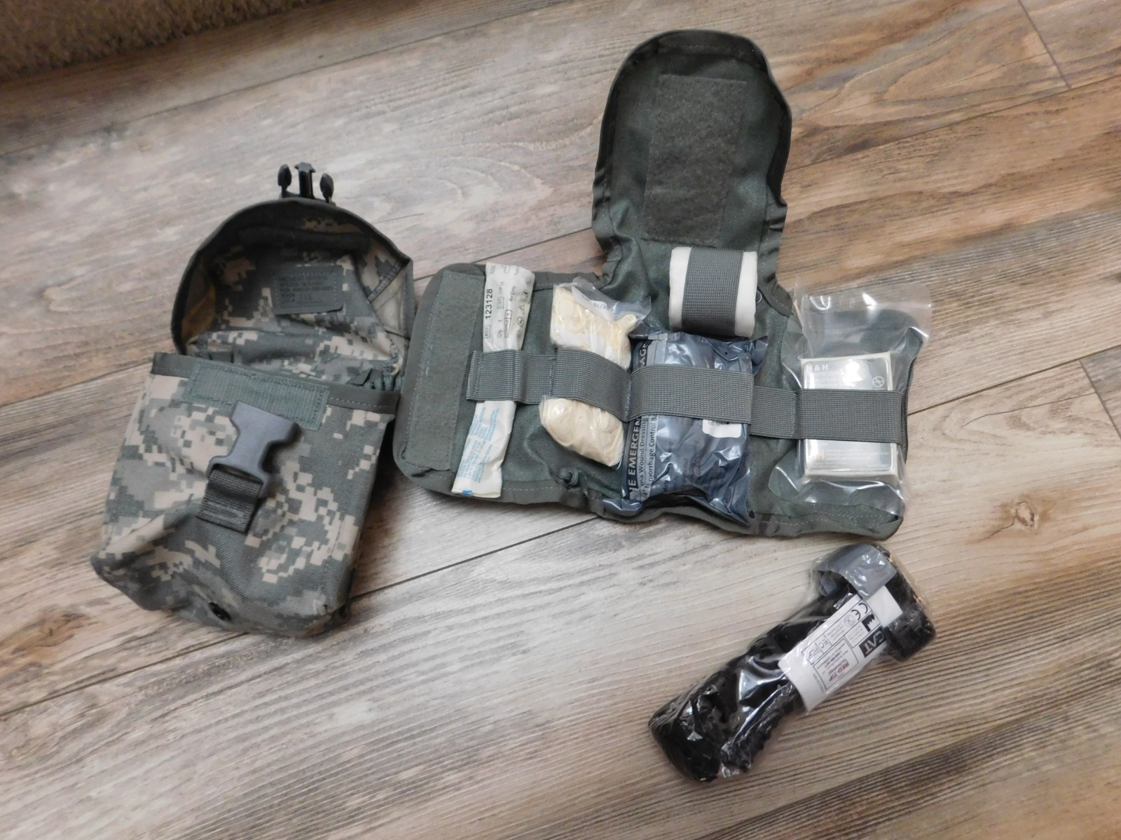 US MILITARY  MOLLE II ACU FIRST AID  POUCH W / KIT NEW