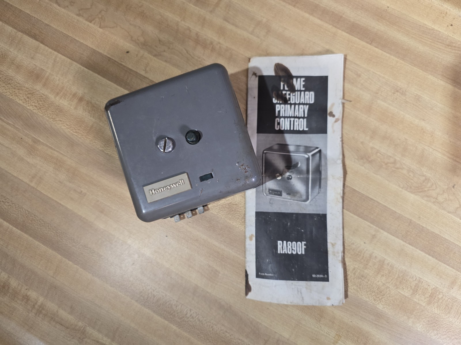 HONEYWELL RA890 F 1346 3 Flame Safeguard Primary Control Protectorelay (USED)