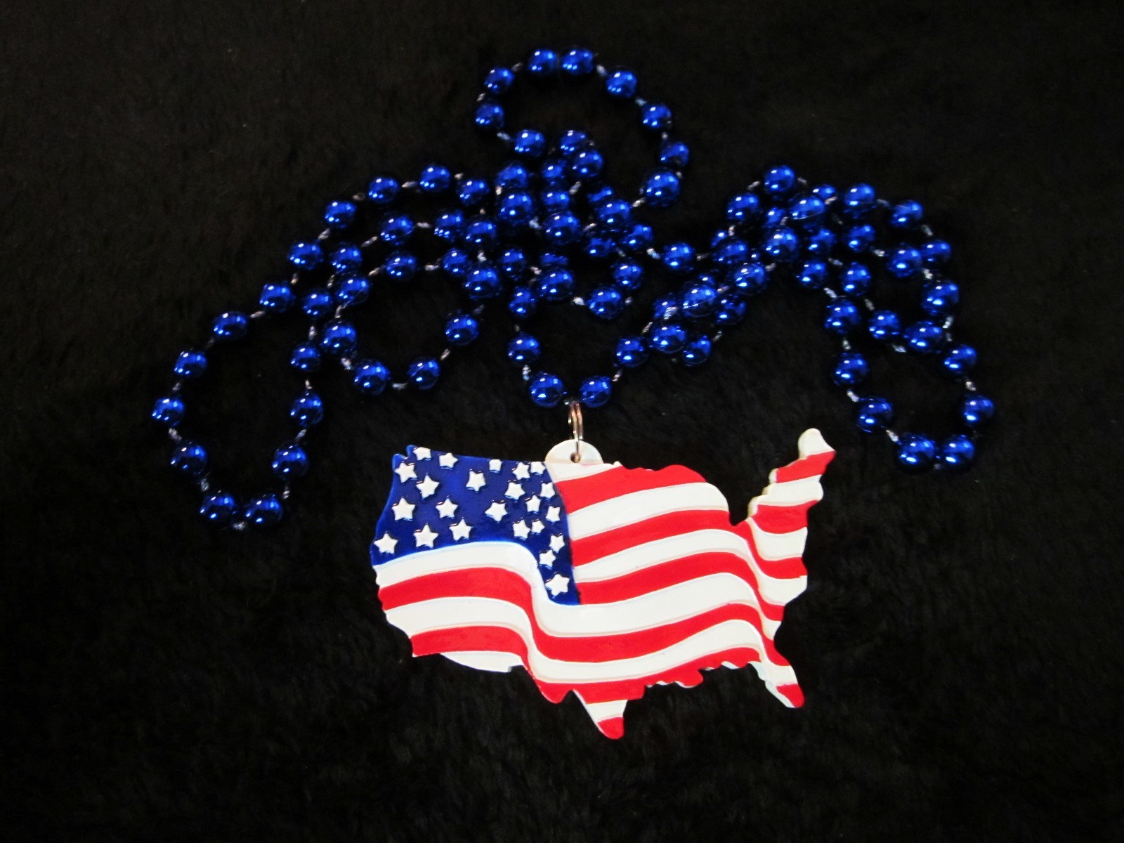 PATRIOTIC "USA SHAPED AMERICAN FLAG" MARDI GRAS NECKLACE STARS & STRIPES (B163)