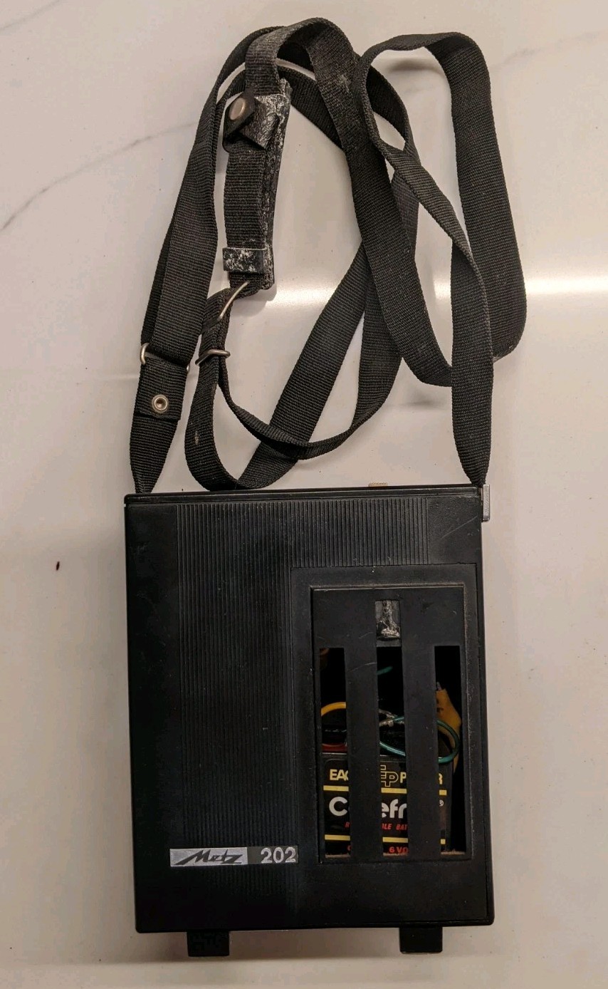 Metz 202 Flash unit, sync cord, battery holder, strap - untested