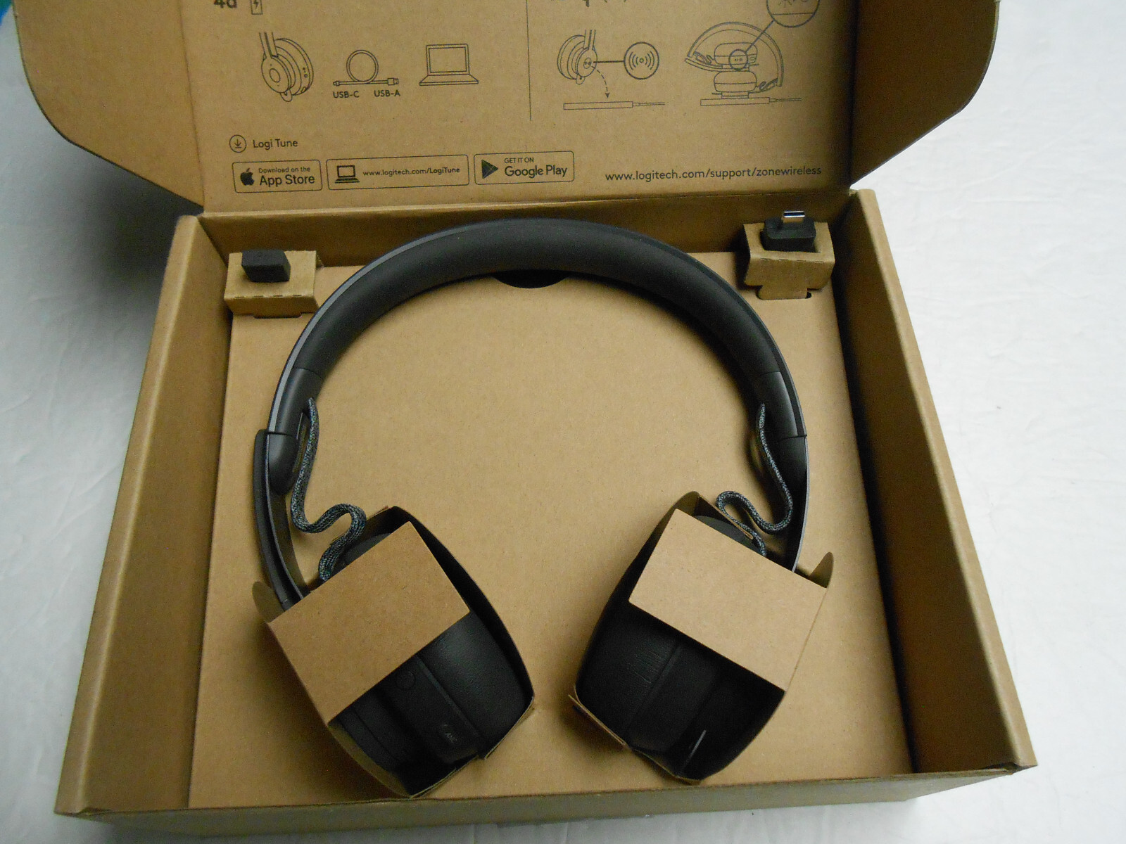 Logitech Zone Wireless 981-000853 Black Ear-Pad (On the Ear)