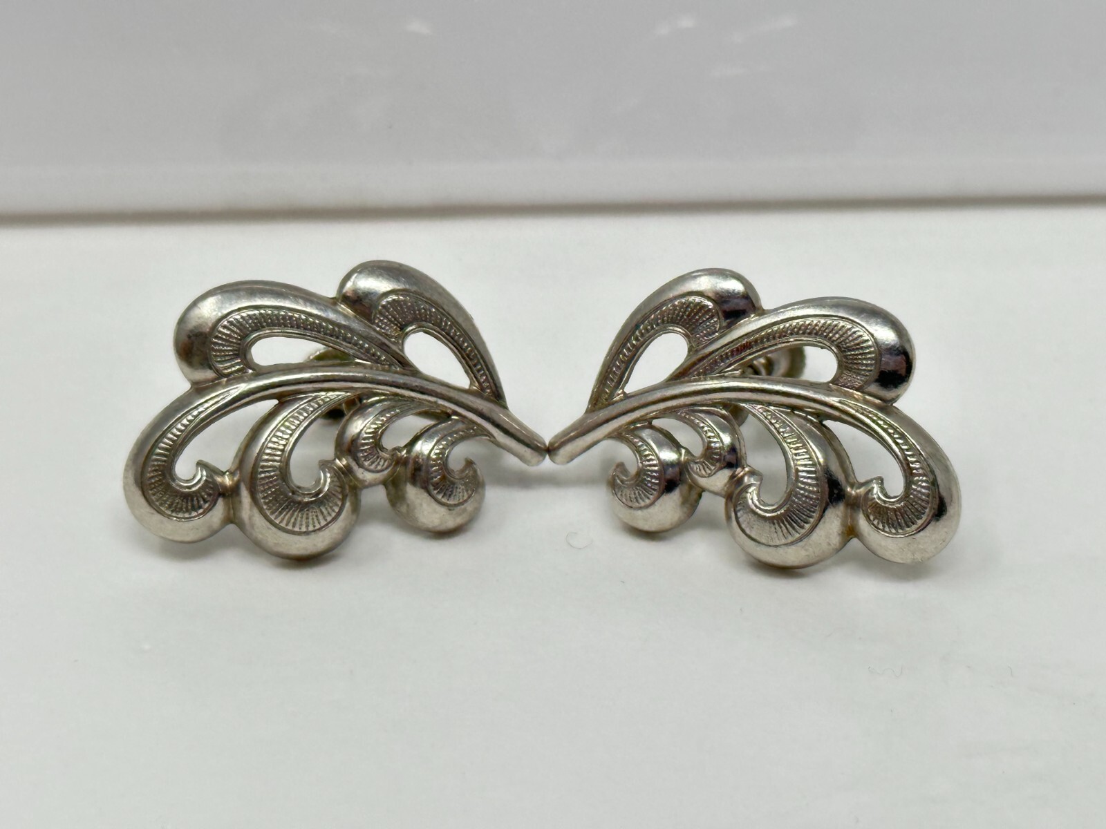 Beautiful Vintage Silvertone Scroll Leaf Screw Back Earrings