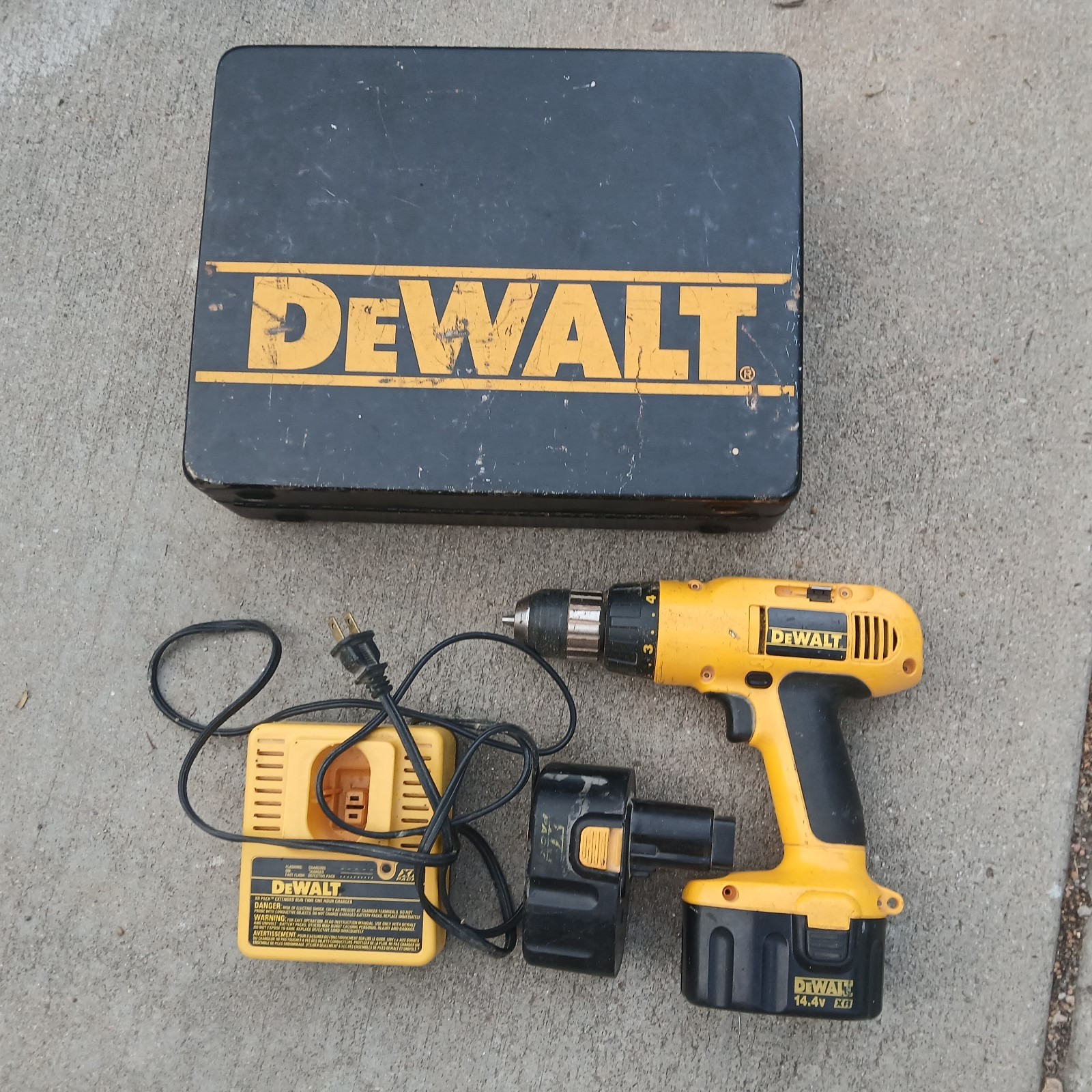 DeWALT DW991 14.4V Cordless Drill, Carrying Case & Charger - Needs a new battery