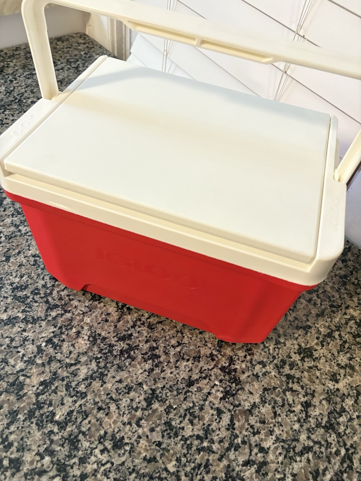 Igloo Laguna 9-Quart Hard Cooler Red & White 13 Twelve-Ounce Cans Cool Riser USA