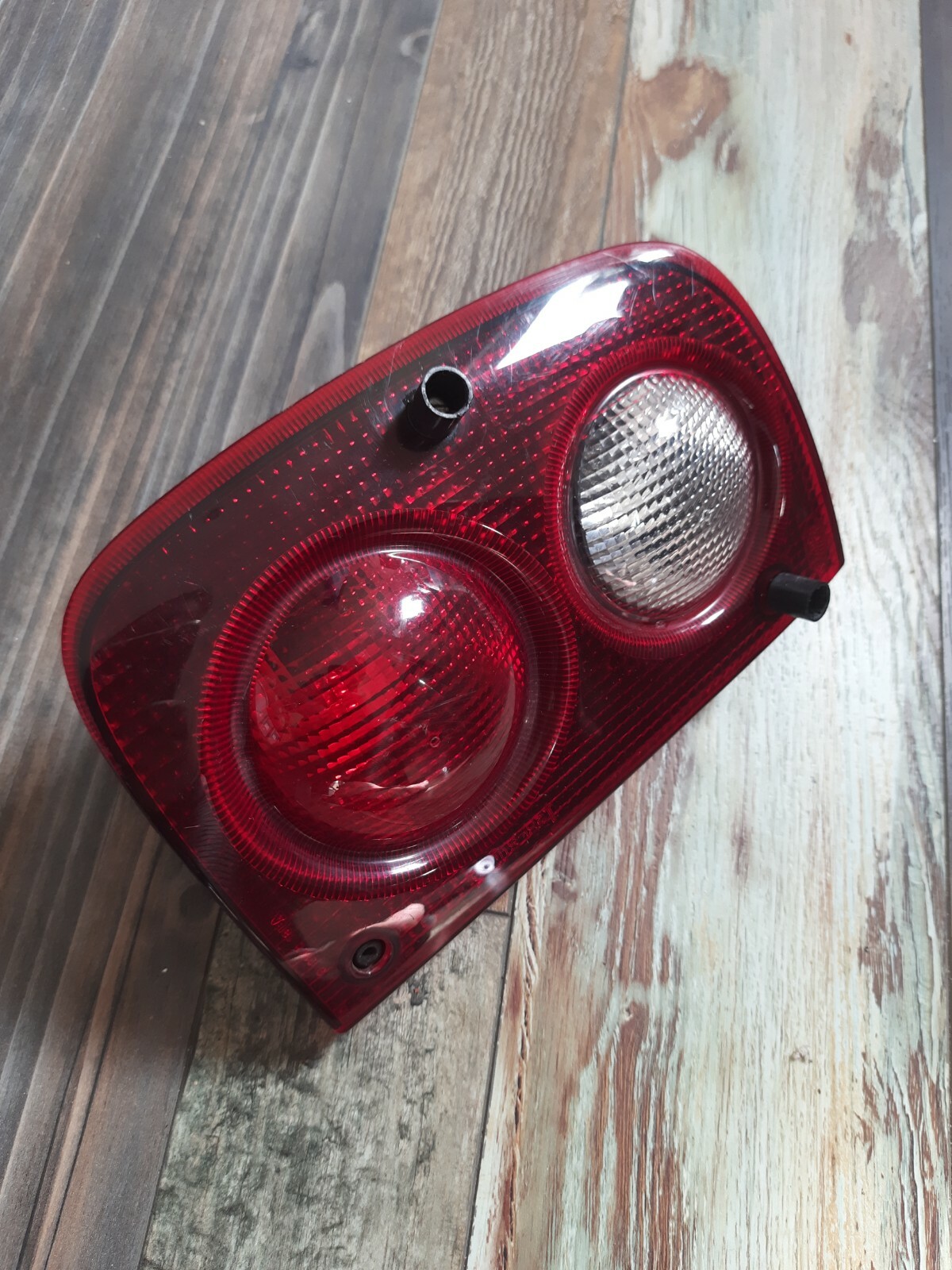 LAND ROVER FREELANDER L314, LEFT HAND PASSENGER SIDE TAILLIGHT AMR4002 22960102