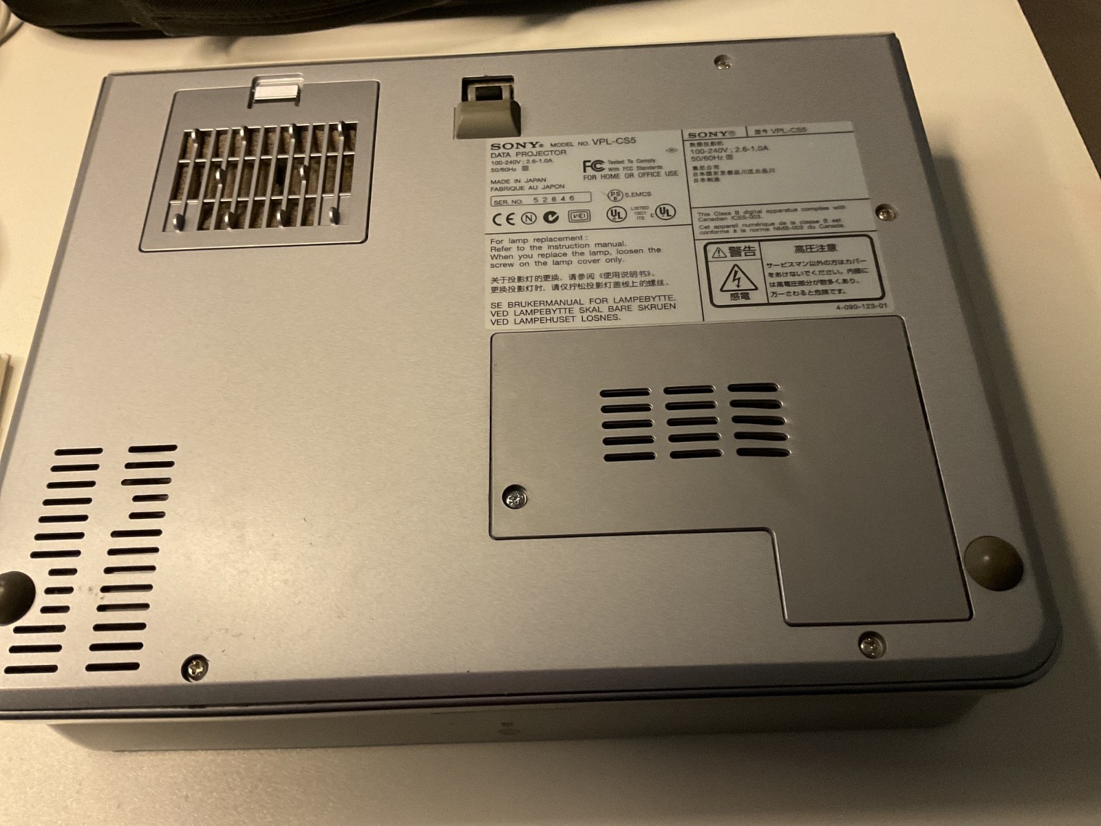 Sony VPL-CS6 DATA PROJECTOR w/Remote Control Power & VGA Cable and carry case