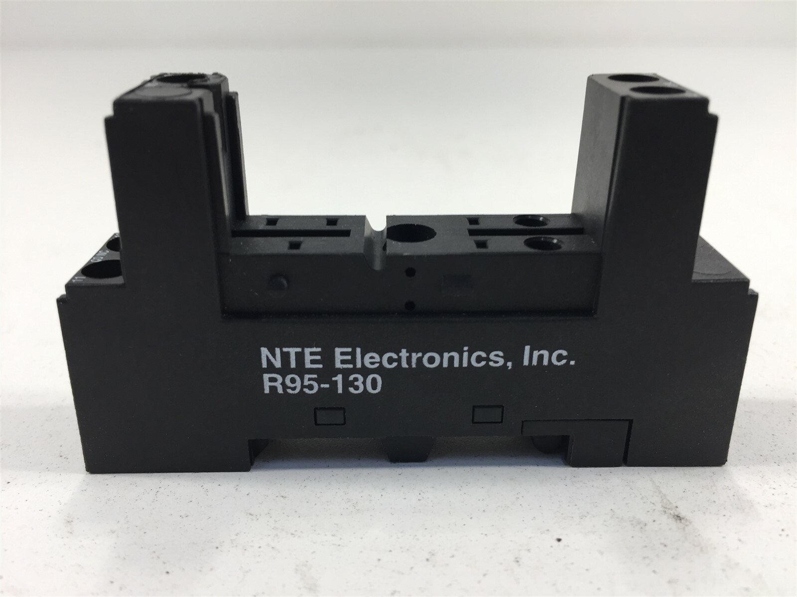 (1) NTE R95-130 5−Pin Slim Line Socket