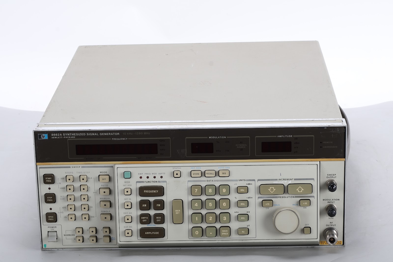 HP 8662A Synthesized Signal Generator - Fair Condition