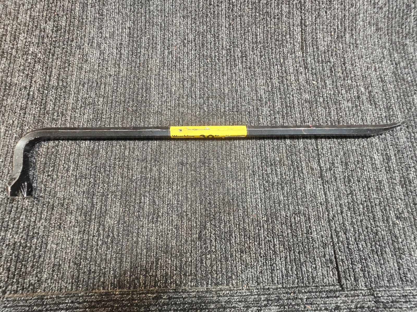 (QTY 2) Truper BU-75 3/4 W x 30 L in. Black Forged Steel Gooseneck Wrecking Bar