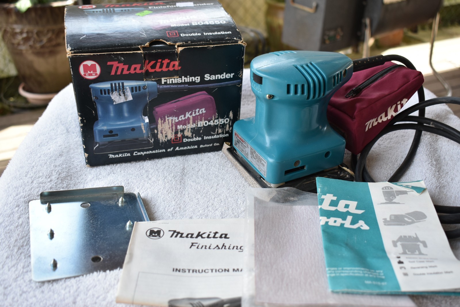 Makita BO4550 Corded Finishing Sander with Dust Bag