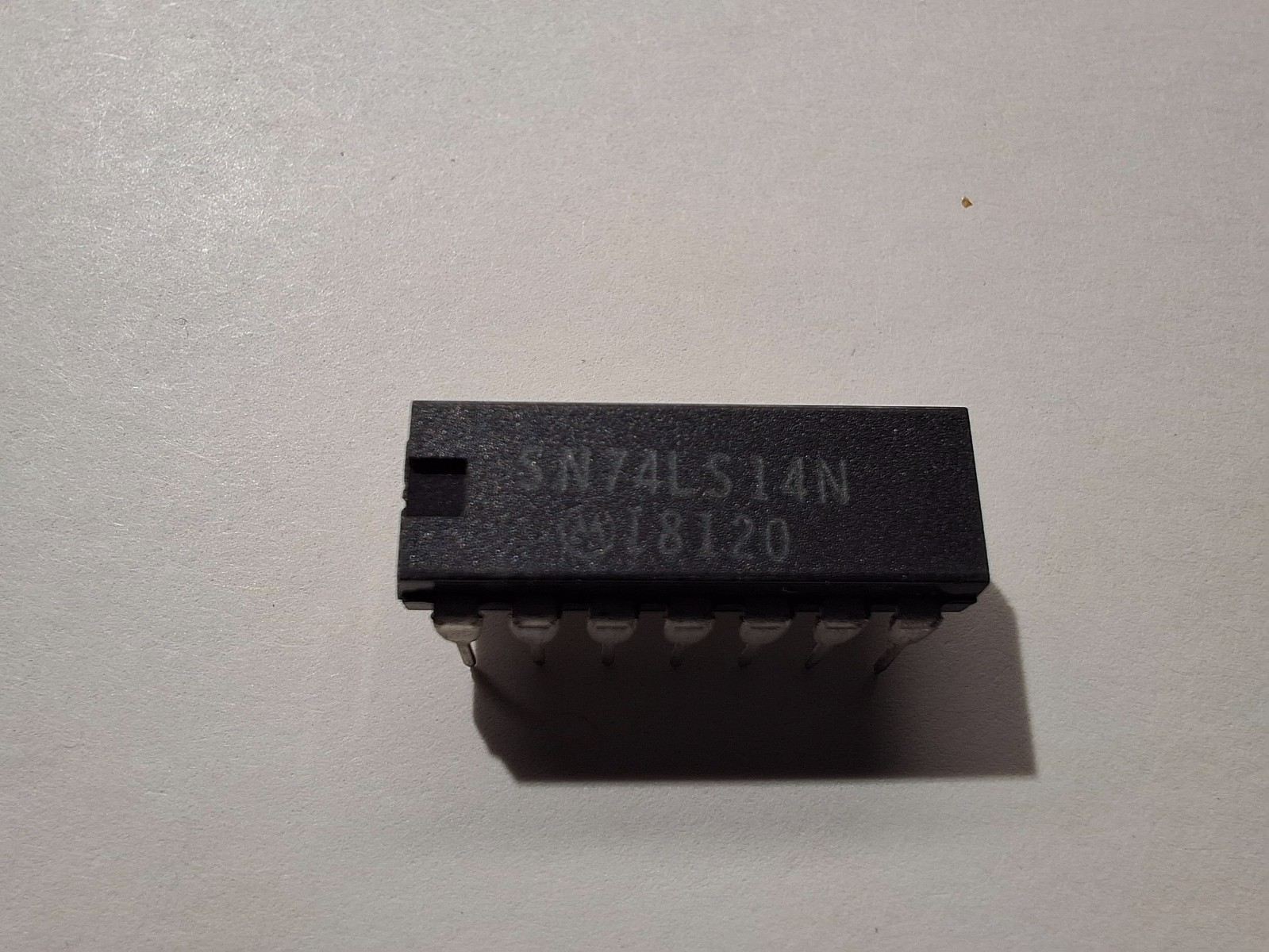 SN74LS14N Motorola GATE HEX INVERTER LS-TTL DIP-14, see description