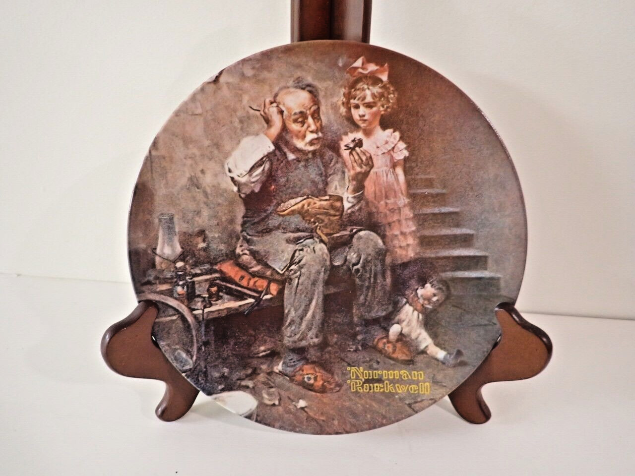 Norman Rockwell  " The  Cobbler " 1978 Collection  Plate N#8090 Q