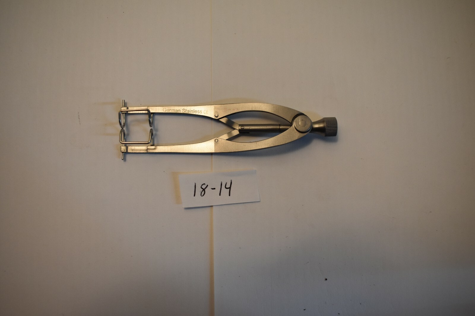 WM 18-14 CASTROVIEJO EYE SPECULUM 3 3/4" SMALL BLADES 13X5MM O.D.
