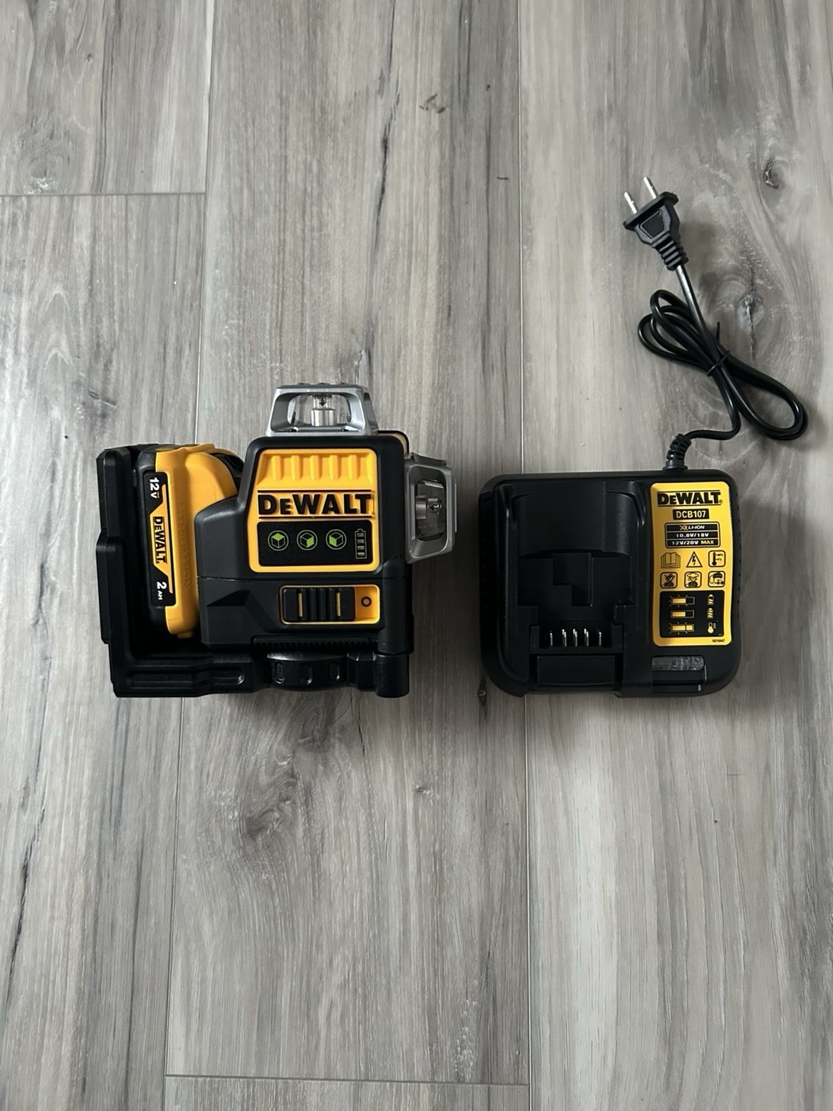 DEWALT Self-Leveling Cross Line Laser Level Kit w/ 12V Battery & Charger