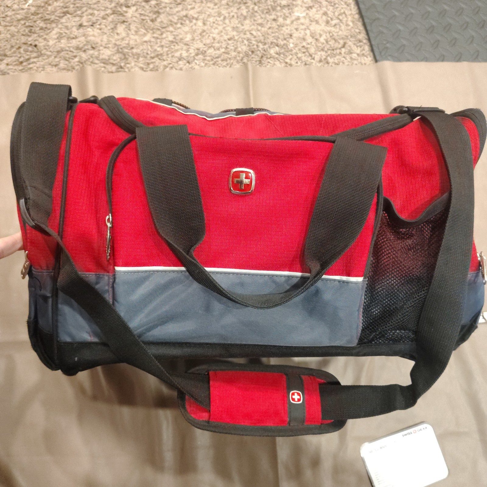 NWOT SwissGear Apex 20 Inch Duffle Gym Bag W/Crossbody Strap Red Black Gray B41