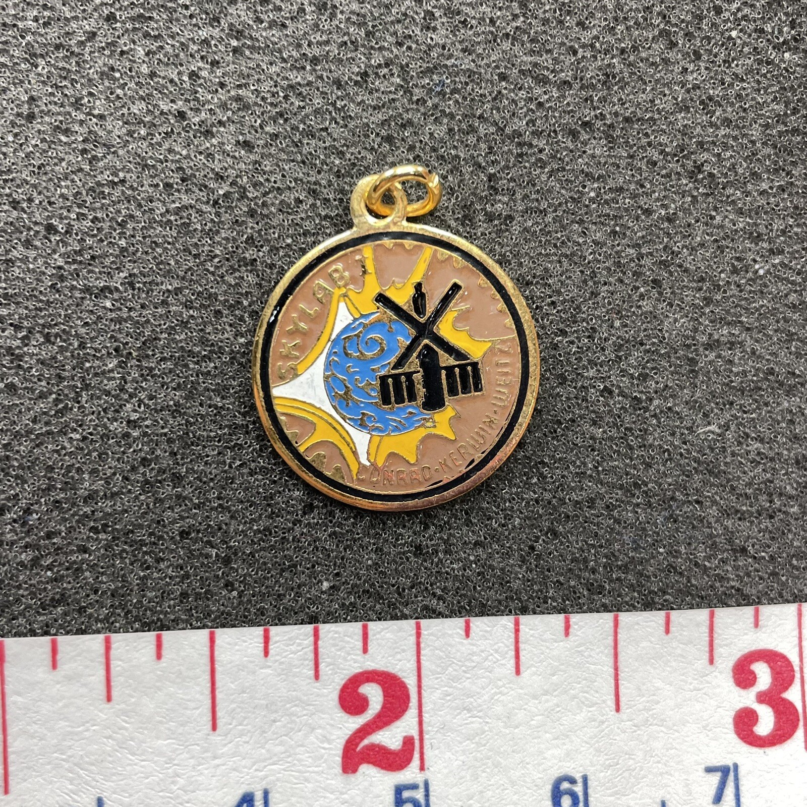 SKYLAB 1 ASTRONAUT NASA PENDANT CHARM SPACE MISSION EXPLORATION SOUVENIR K007