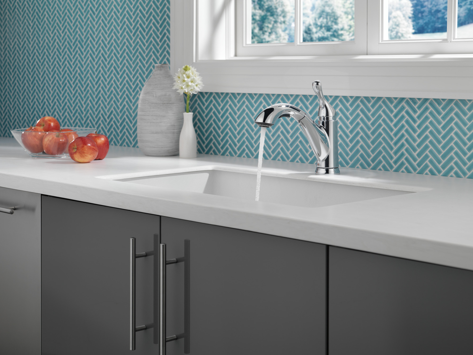 Delta Grant Pull-Out Kitchen Faucet in Chrome-Certified Refurbished