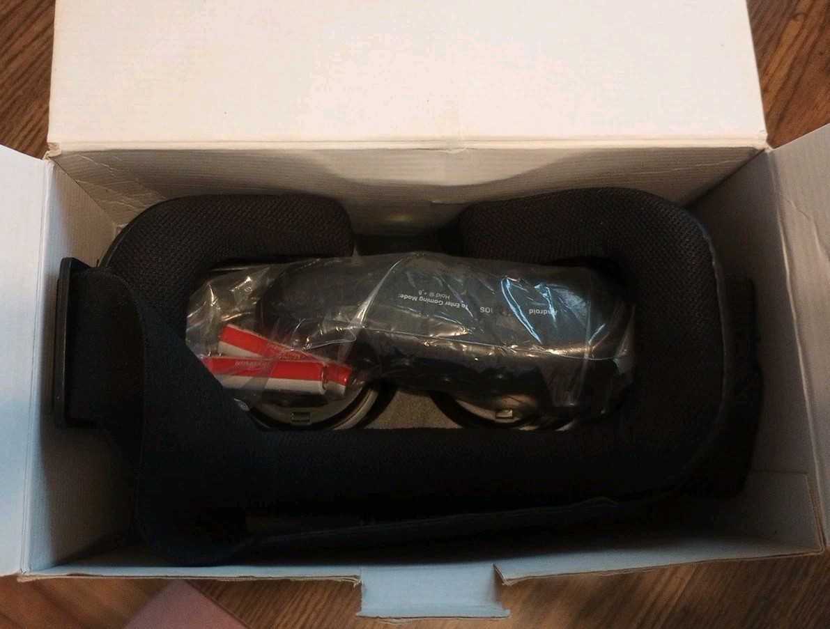 Cynocular's VR Virtual Reality App 3D Glasses Adjustable Headset Plus Remote