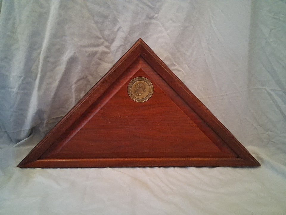 NICE VINTAGE Marine Corps FOLDED US Flag And Pin WOODEN DISPLAY SHADOW BOX. CASE