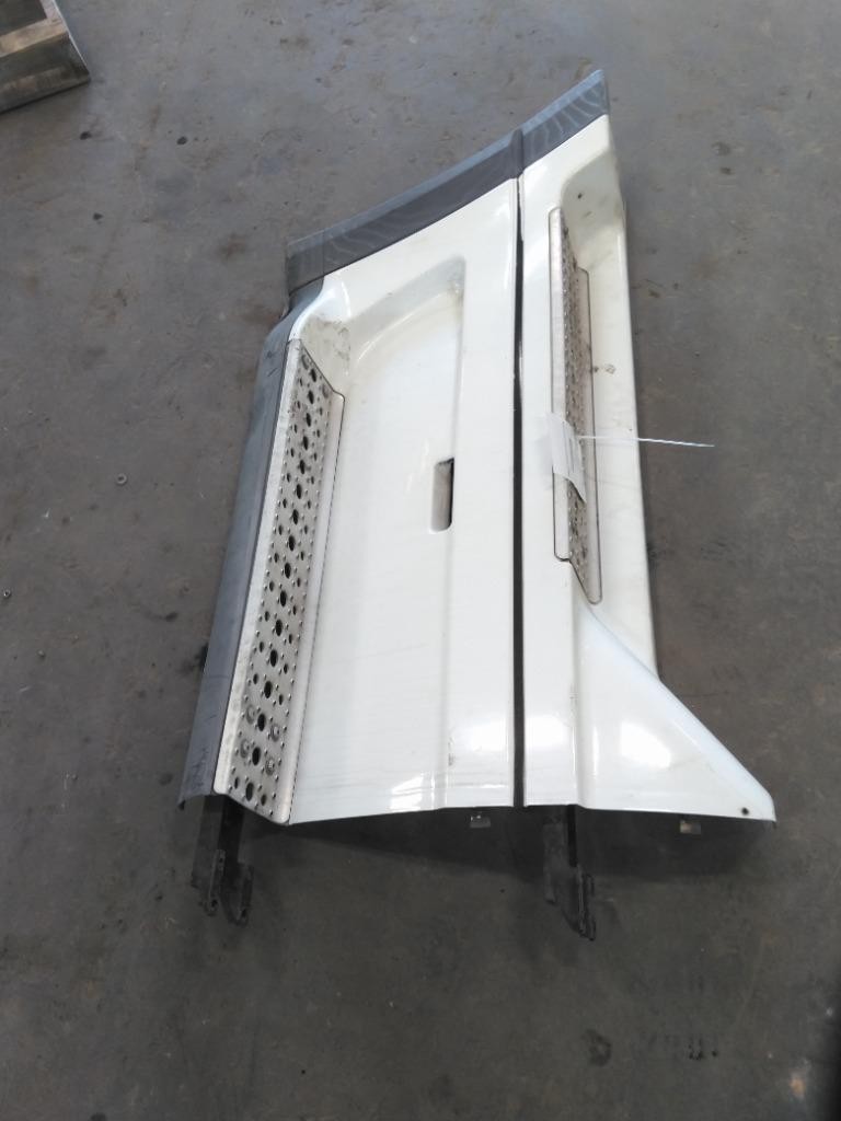 For 2007 FREIGHTLINER COLUMBIA 120 SIDE FAIRING Right ,  GA