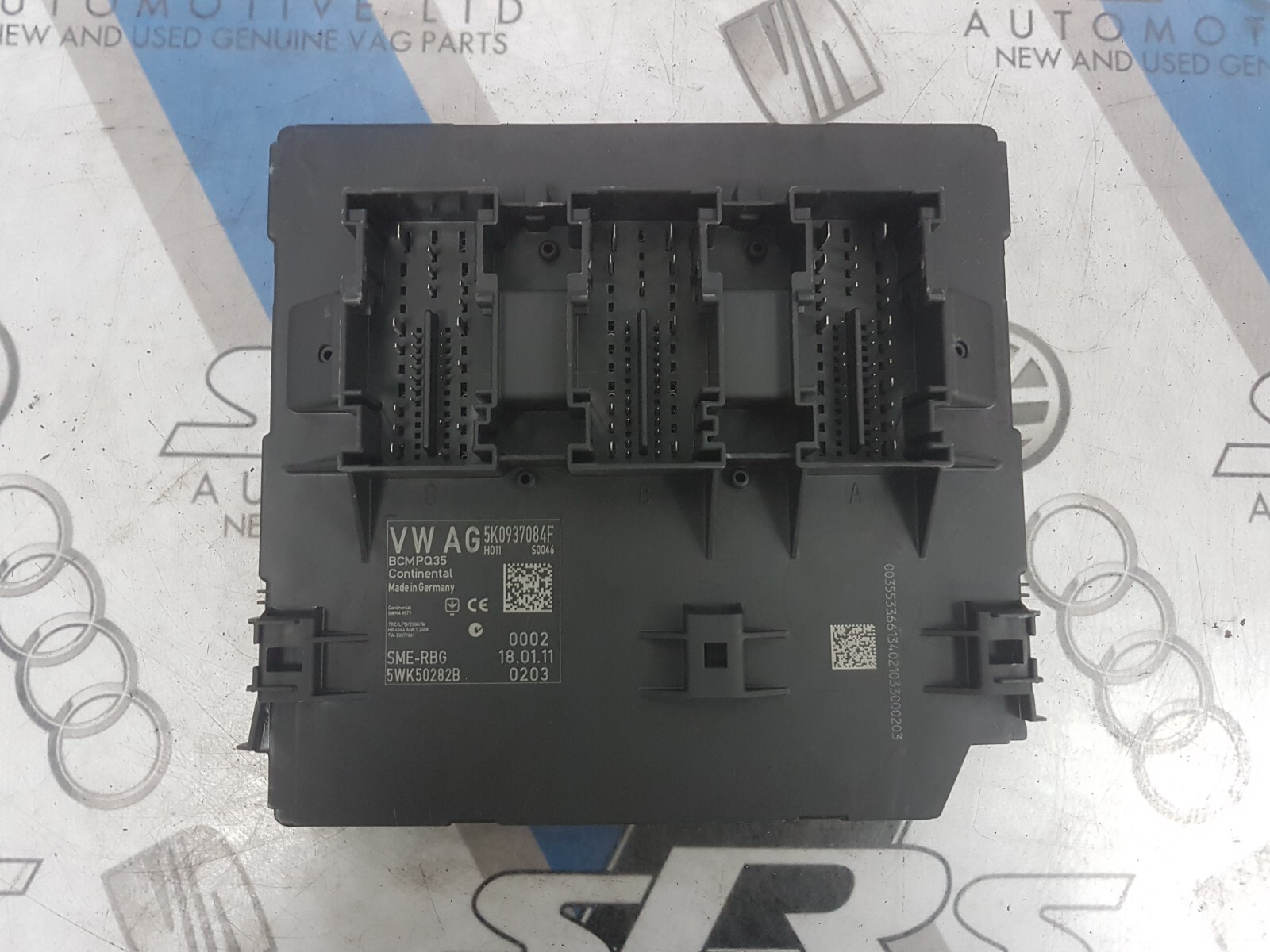 VW Touran V3 Body Control Module / BCM / CCM  5K0 937 084 F / 5K0937084F